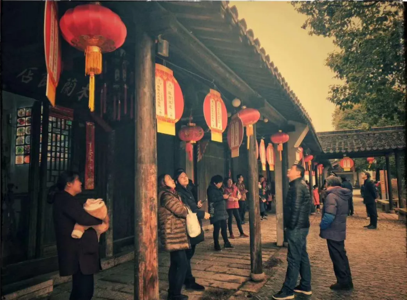 百姓显宝迎元宵猜党建灯谜，这样的黎里让人着迷