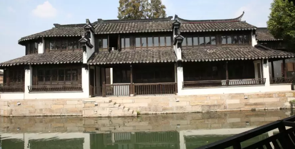 缆一艘小船，装运黎里“石”力