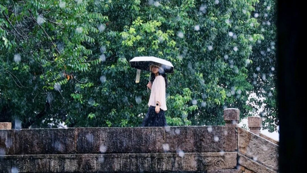 淋一场黎里的雨，把余下暑气都吹散！